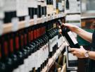 Un experto lo tiene clarísimo: este es el error más común a la hora de comprar vino en el supermercado
