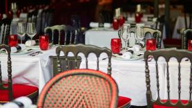 Reservan mesa y llegan tarde: la decisión del restaurante ha generado un lío importante