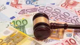 Le contratan para vaciar la casa, descubre un tesoro de 660.000 euros y contraataca cuando el dueño lo quiere todo