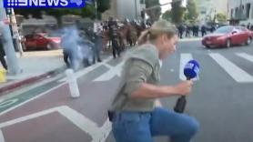 Un policía de Estados Unidos dispara una bala de goma a una reportera australiana durante los disturbios en Los Ángeles