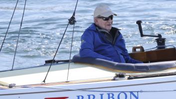 Juan Carlos I pasa la mañana de regatas en Sanxenxo con la infanta Elena