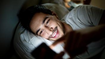 Cenar tarde, hacer vida nocturna y usar el móvil antes de dormir engorda