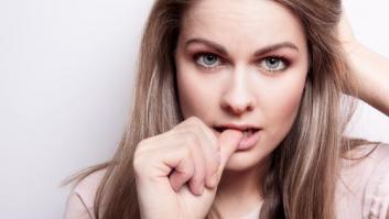 El significado de manías como morderse las uñas o crujirse los nudillos