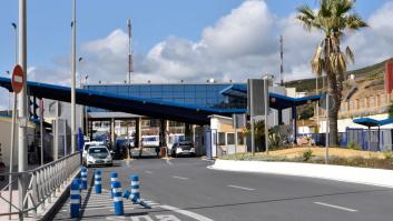 Las Fuerzas de Seguridad marroquíes repelen la entrada en Ceuta de un centenar de inmigrantes a nado