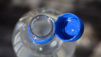 Por fin un experto da una razón de peso en defensa de los molestos tapones nuevos de las botellas