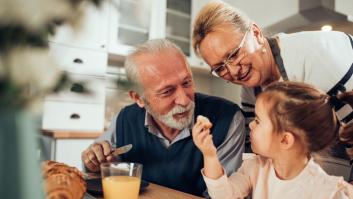 Un estudio activa las alarmas al conocer cómo pasan la mitad del tiempo los nietos con sus abuelos