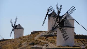 Doce molinos de viento protegen este castillo de Castilla La-Mancha convertido en fortaleza inexpugnable