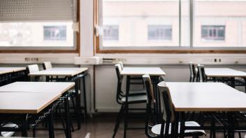 Los padres descubren un caso de baños cerrados en el colegio, tiran del hilo y se topan con la directora de los horrores