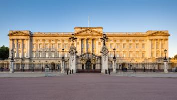 Las tuberías del palacio de Buckingham amenazan con causar un desastre y Carlos III prohíbe el uso de dos productos ancestrales